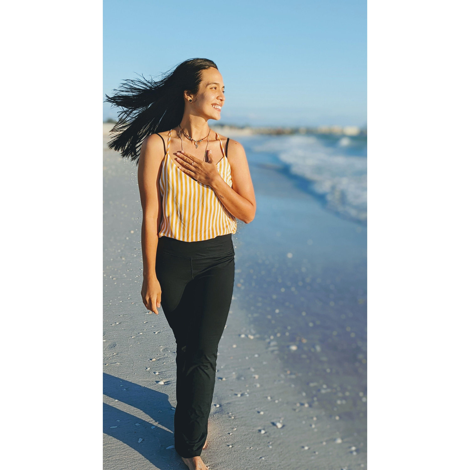 Just as the oyster transforms a grain of sand into a shining pearl, this pearl symbolizes the process of inner growth and evolution of our relationship.