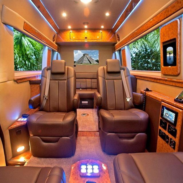 Private transportation👩🏽👓🧔🏻🍾🚕🚌🚘