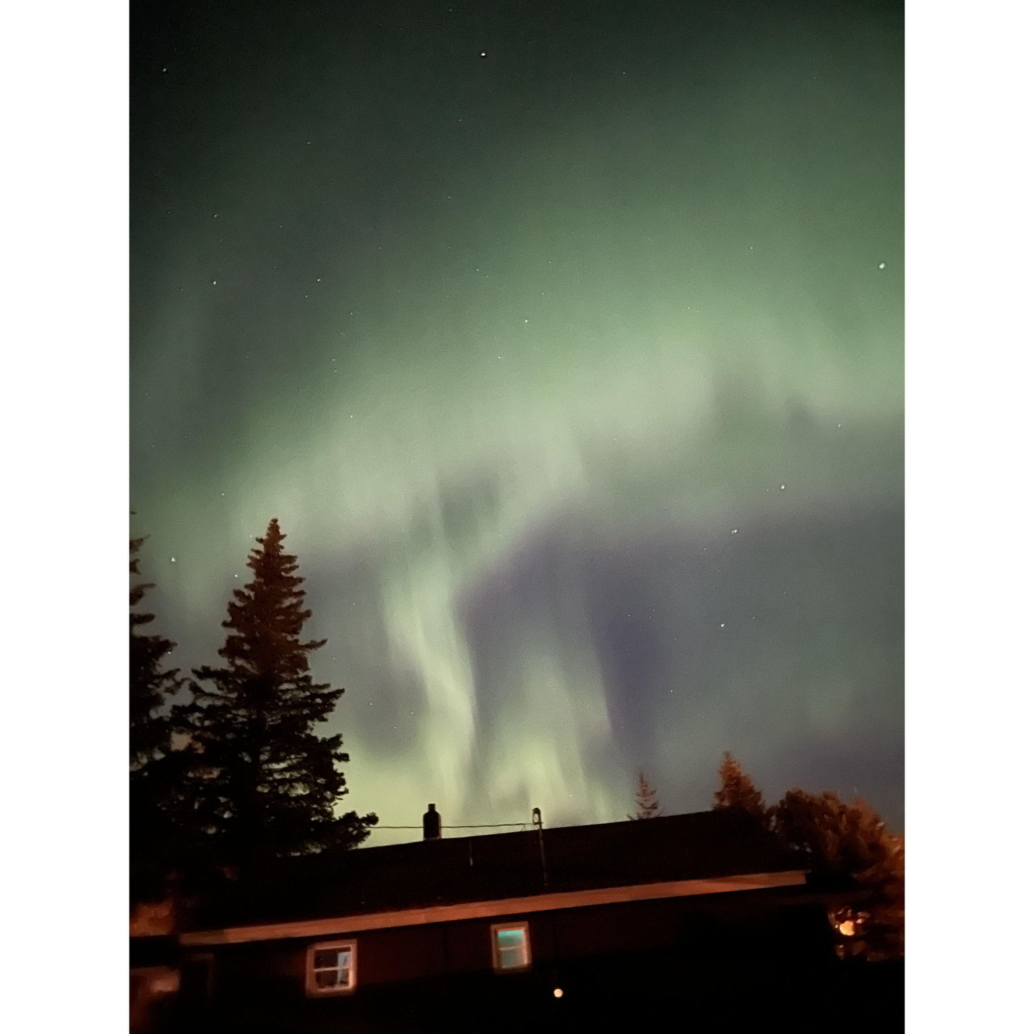 At 5:20 am (Chinese means I love you), I magically woke up from the heat of the heater and saw the huge, dancing aurora outside the window.