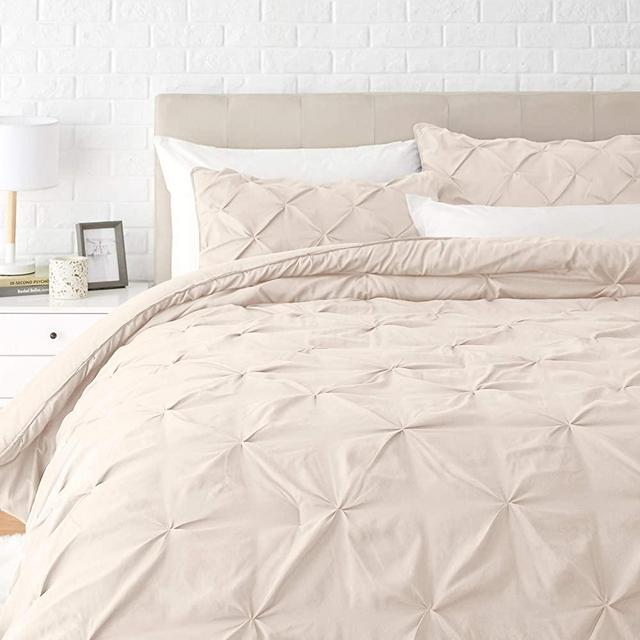 AmazonBasics Pinch Pleat Down-Alternative Comforter Bedding Set - Full/Queen, Beige