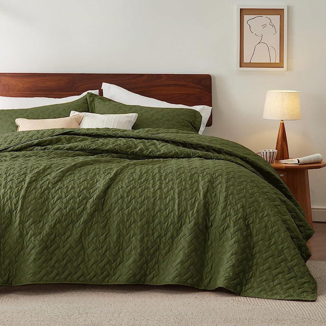 Bedsure King Size Quilt Set - Lightweight Summer Quilt King - Olive Green Bedspread King Size - Bedding Coverlet for All Seasons (Includes 1 Quilt, 2 Pillow Shams)