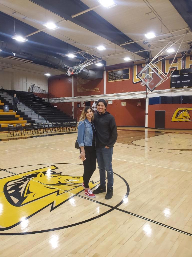 Visiting Our old High School /
Visitando nuestra escuela secundaria