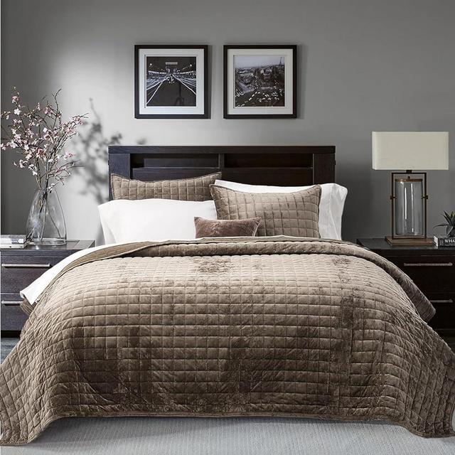 RECYCO Luxury Velvet Quilt King Size, Ultra Soft Velvet Bedding Sets, Lightweight Quilted Velvet Comforter Set, Channel Stitch Oversized Bedspread Coverlet with 2 Pillow Shams, Mocha Brown