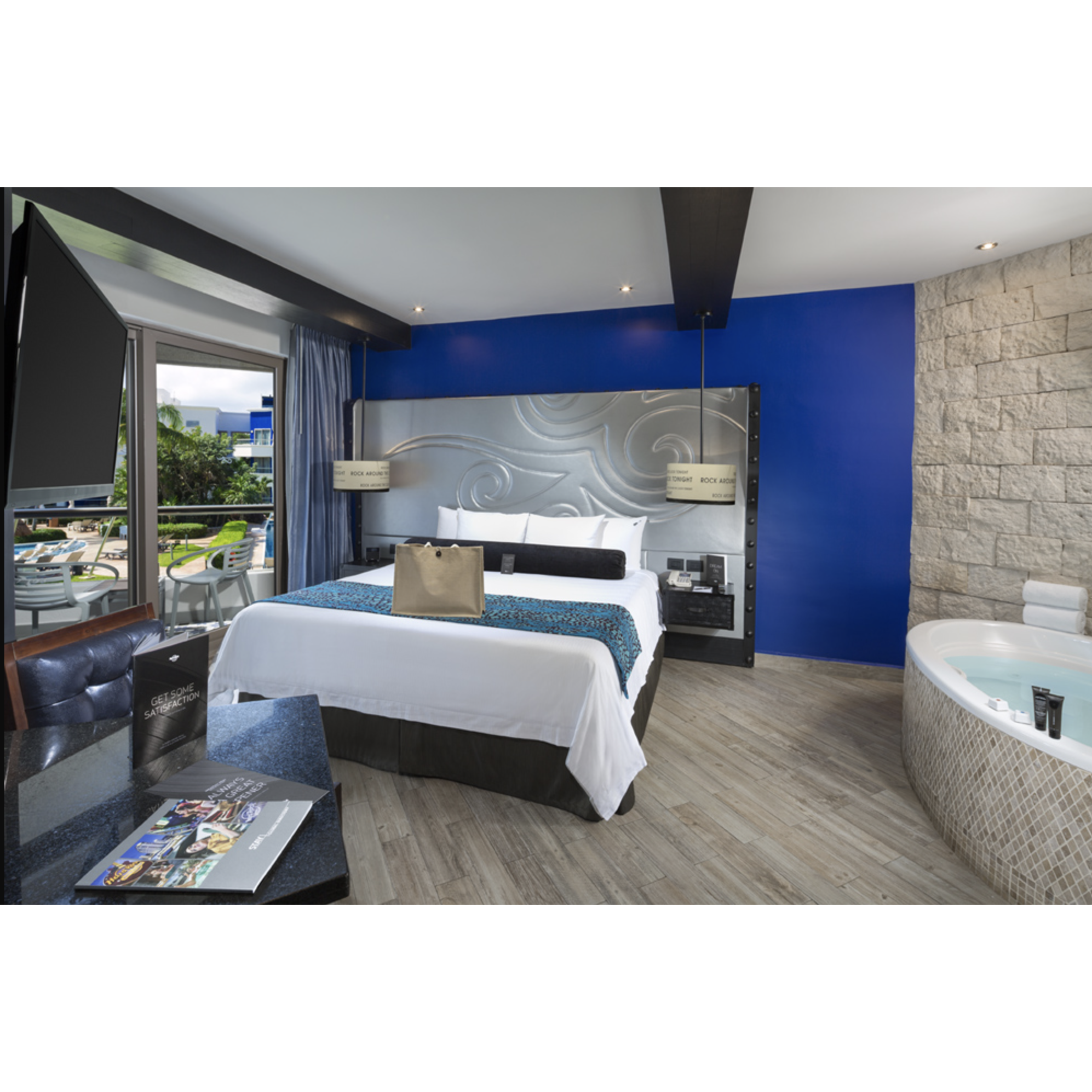 Heaven Deluxe Diamond King
(Partial Ocean View)
