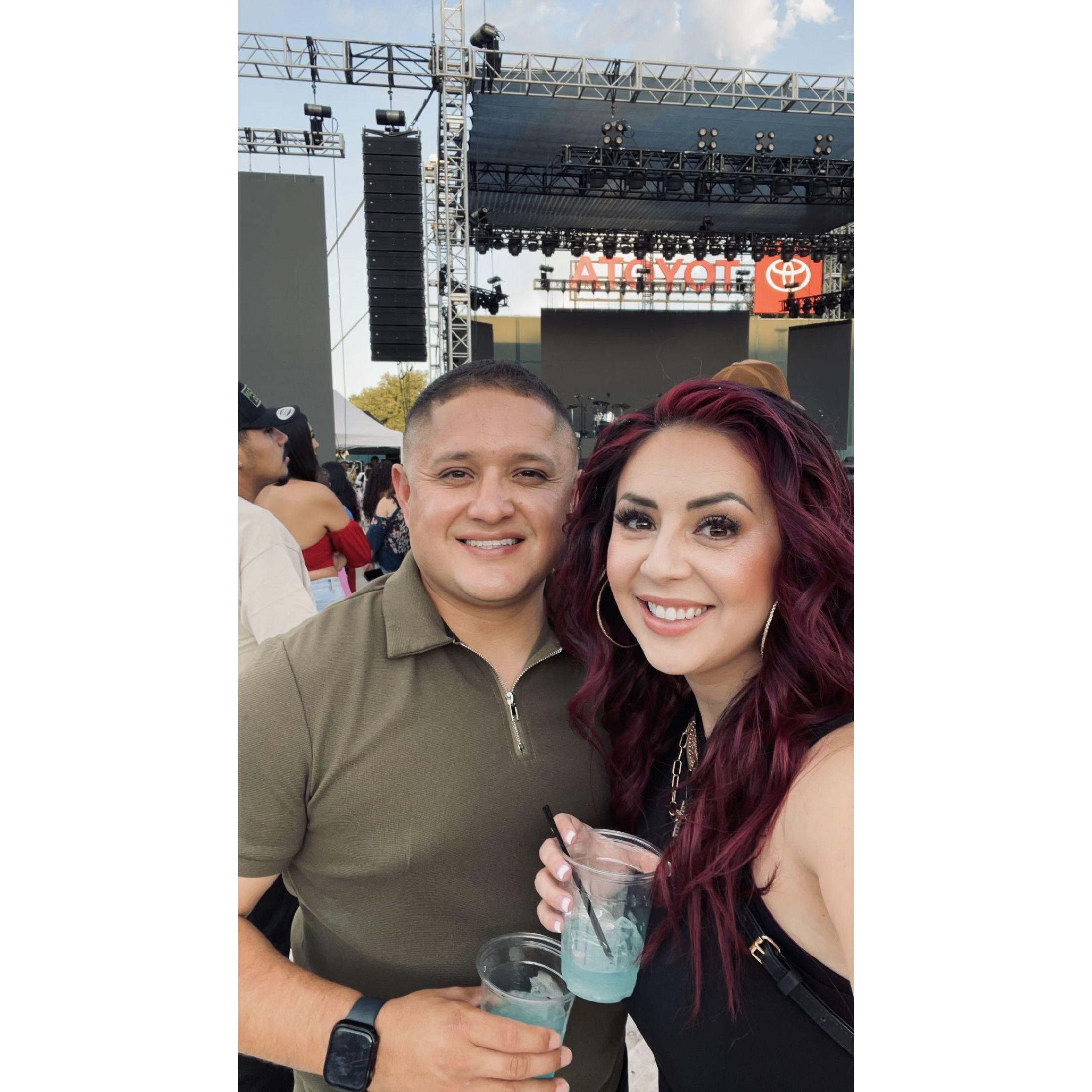 Banda, Reggaeton, Norteño, Rock. Donna and Alex love dancing the night away at any concert 🎵 Banda, Reggaetón, Norteño, Rock. A Donna y Alex les encanta bailar toda la noche en cualquier concierto🎵