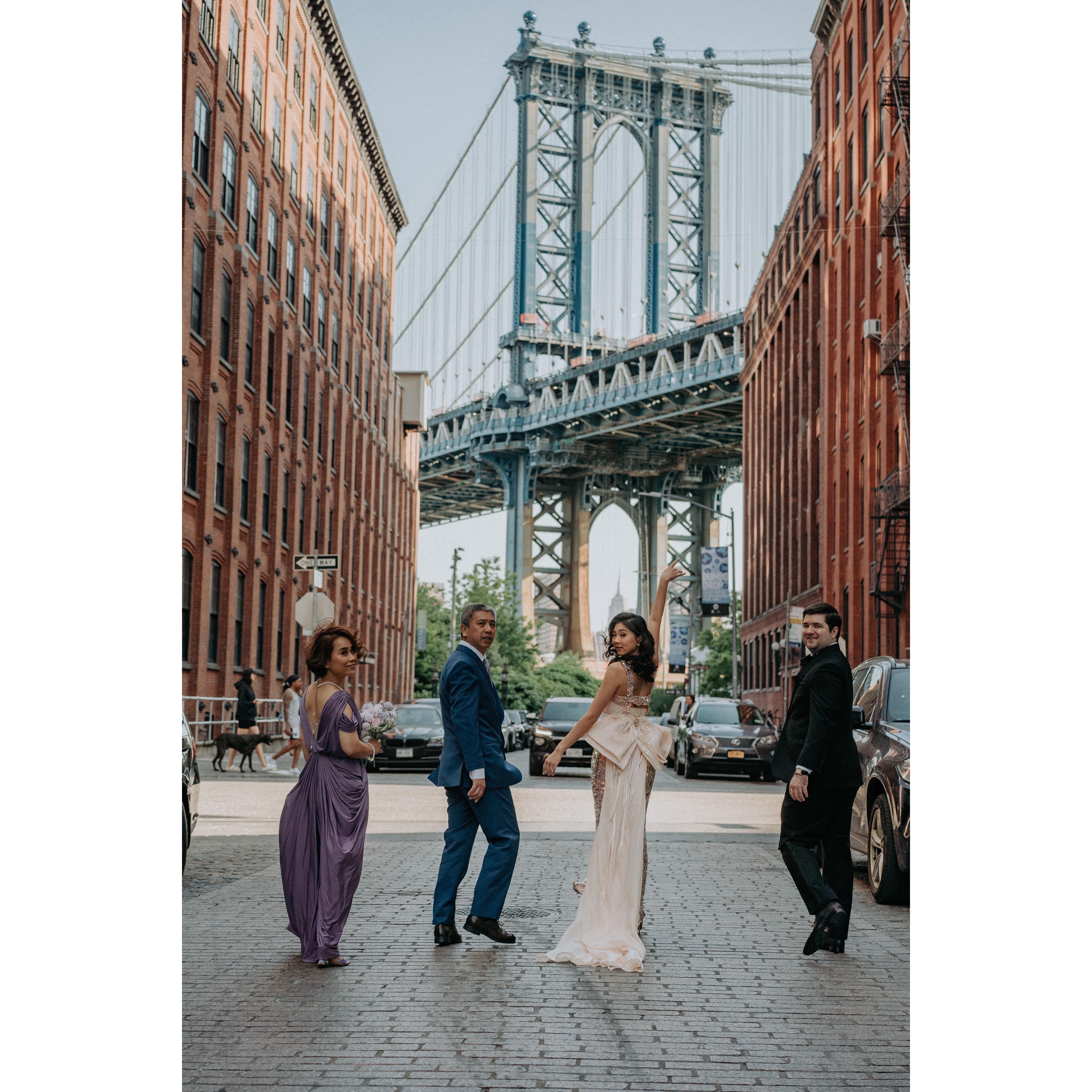 Mom, Dad, Yifan and Sean in front of brooklyn bridge! 爸爸妈妈和我们在纽约布鲁克林大桥前观景！