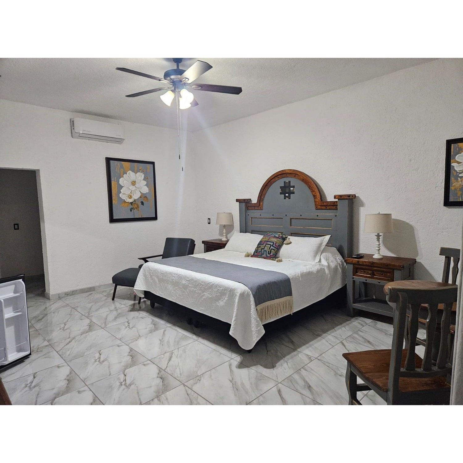 Vermont Hotels offer a variety of comfortable room layouts to suit your needs. 1st option is 1 King Size Bed. Perfect for couples or solo travelers. Rooms are available on both bottom and top floor.