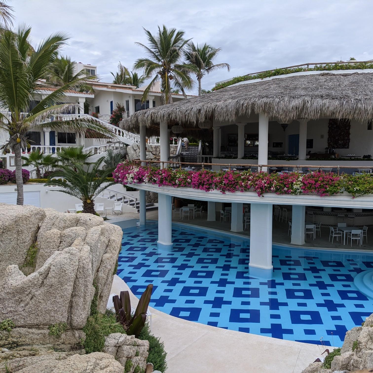 The pool and restaurant at Mar del Cabo