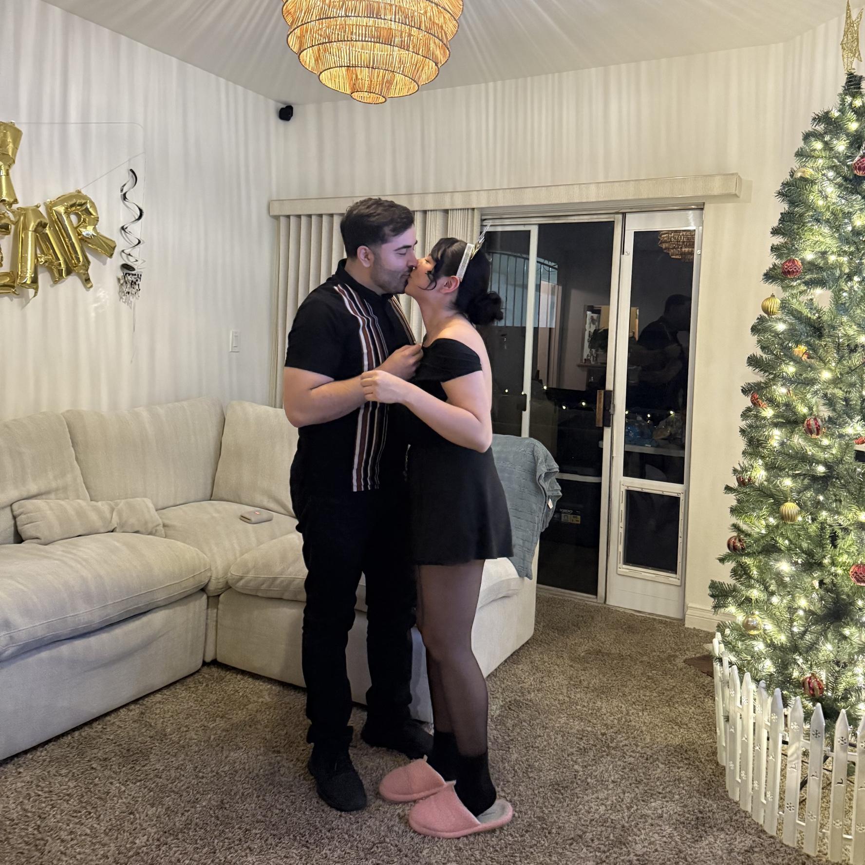 I'm stubborn and like to be comfortable so we got engaged in slippers!
***
Soy testarudo y me gusta estar cómoda ¡Así que nos comprometimos en pantuflas!