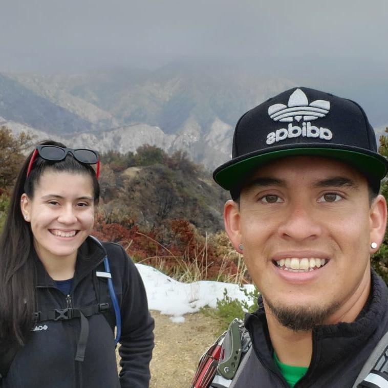 2021: Senderismo en las montañas, viendo nieve en la cima.
