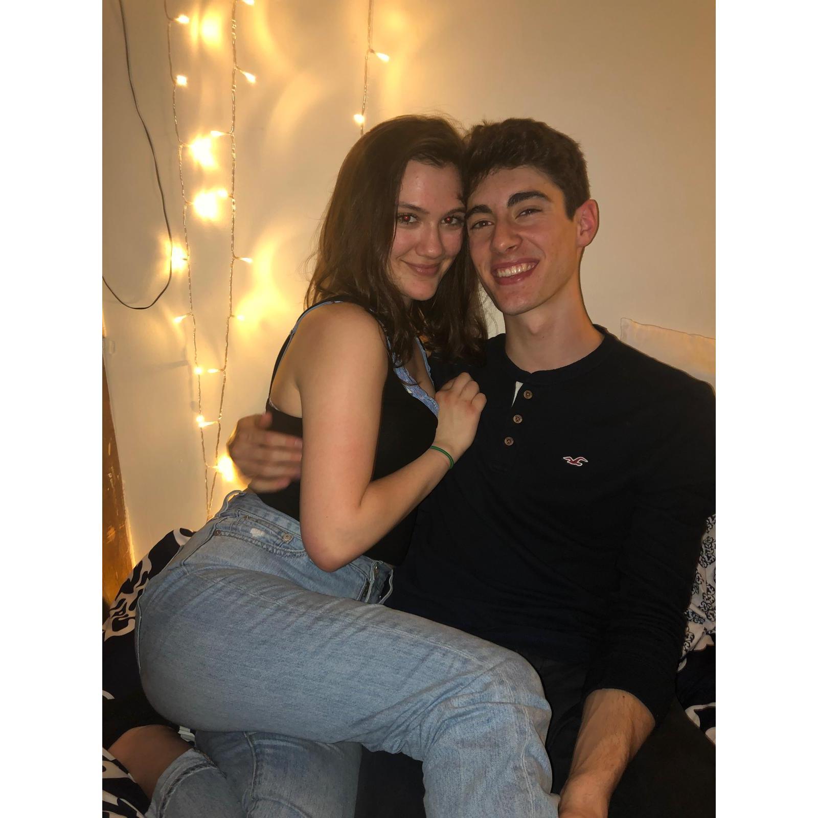 We met in fall 2018 while working in the dining hall at Boston University! | Nós nos conhecemos no outono de 2018 trabalhando juntos no refeitório da Universidade de Boston!