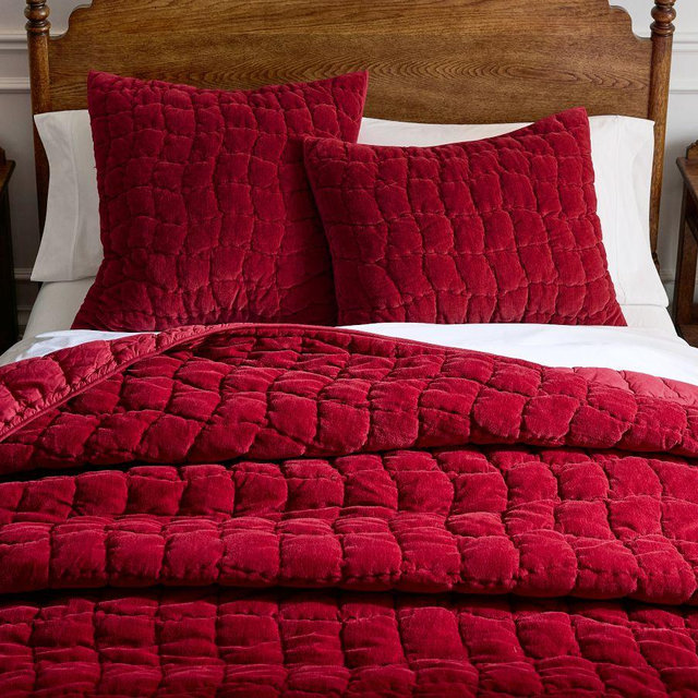Cozy Cloud Handcrafted Quilt, Ruby, Full/queen