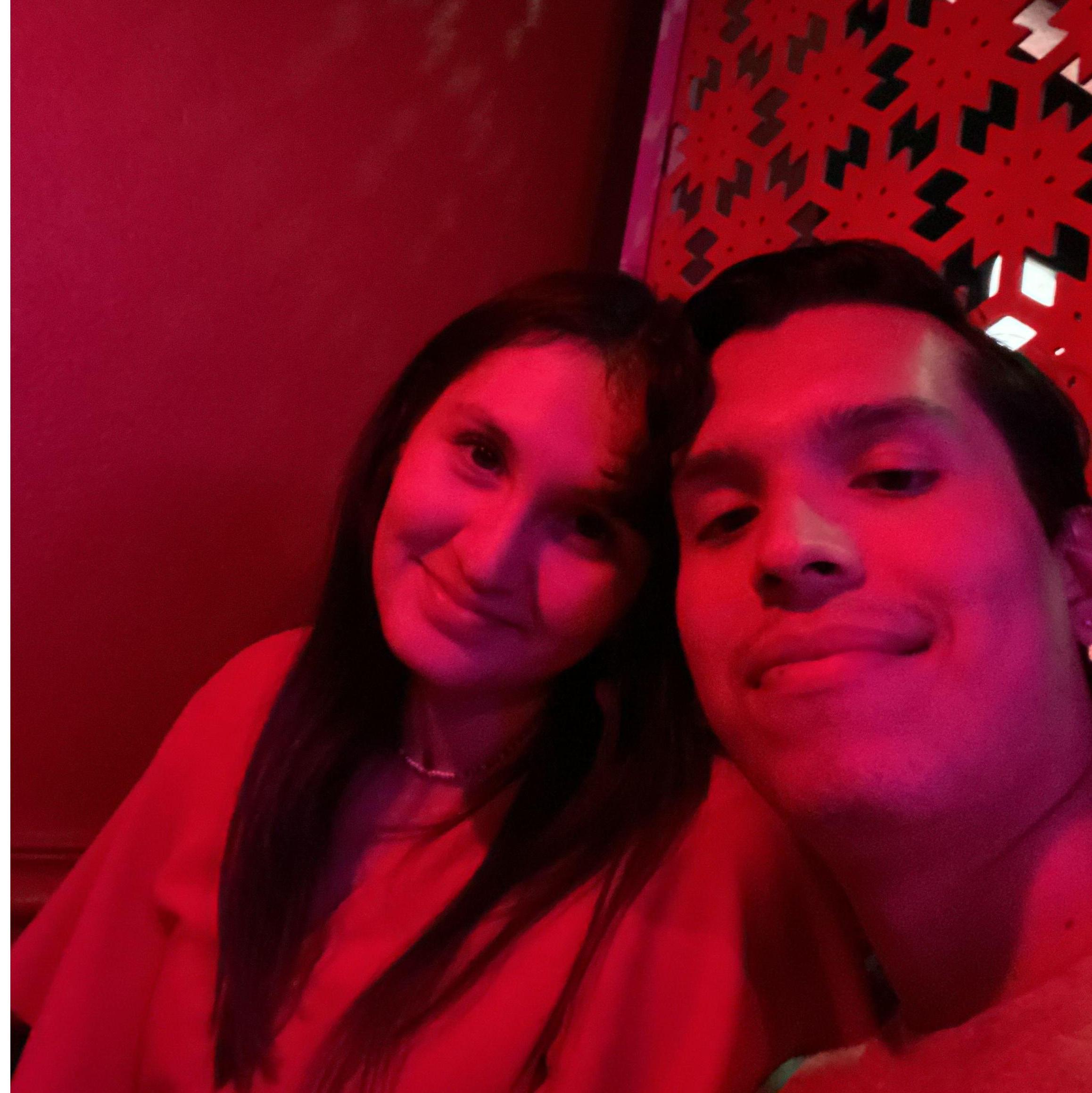 Late night dinner dates! / ¡Citas de cenas en la noche!