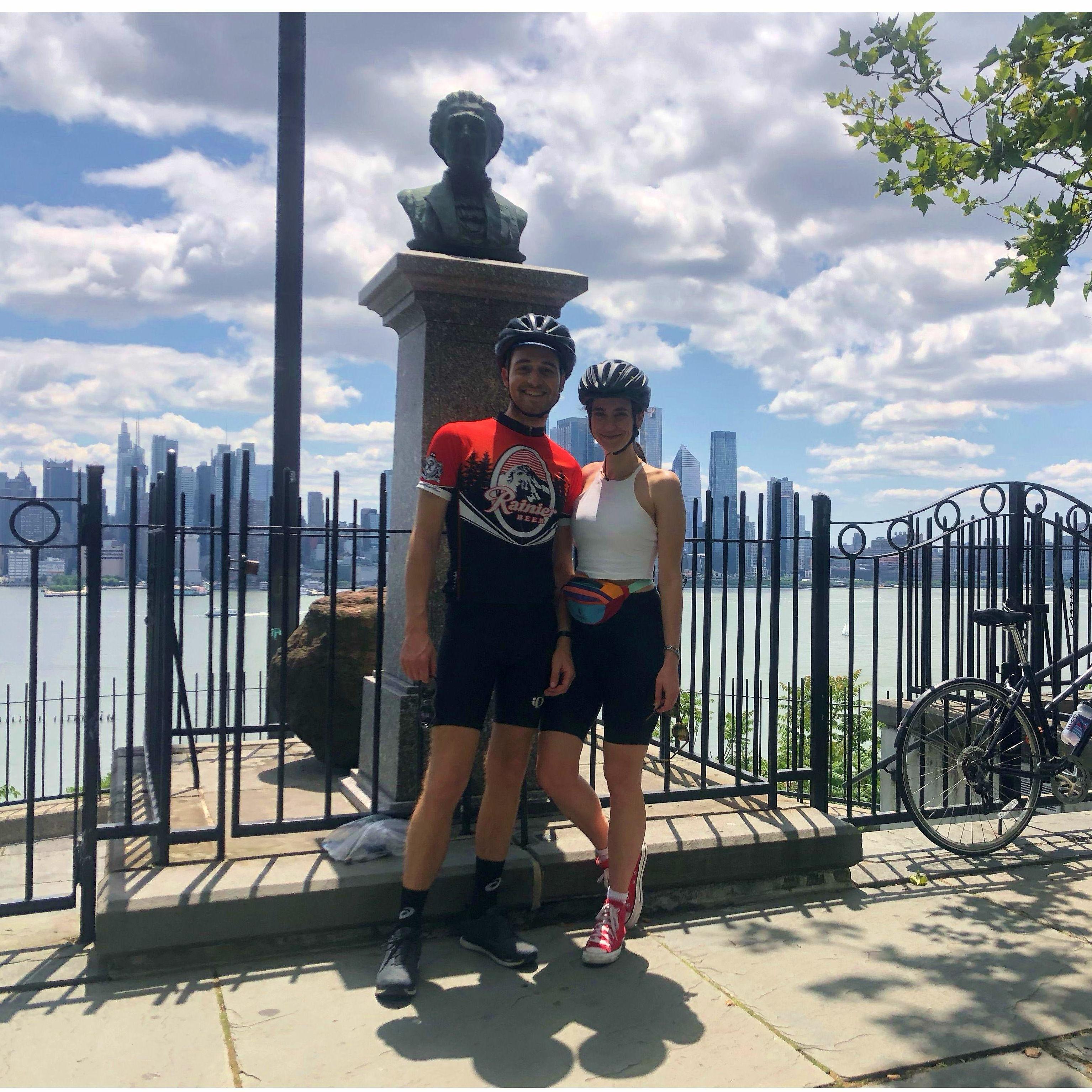 Weehawken, NJ. En este sitio en 1804, el vicepresidente Burr venció al eminente Alexander Hamilton en un duelo.
//
On this site in 1804 Vice President Aaron Burr fatally shot Alexander Hamilton.