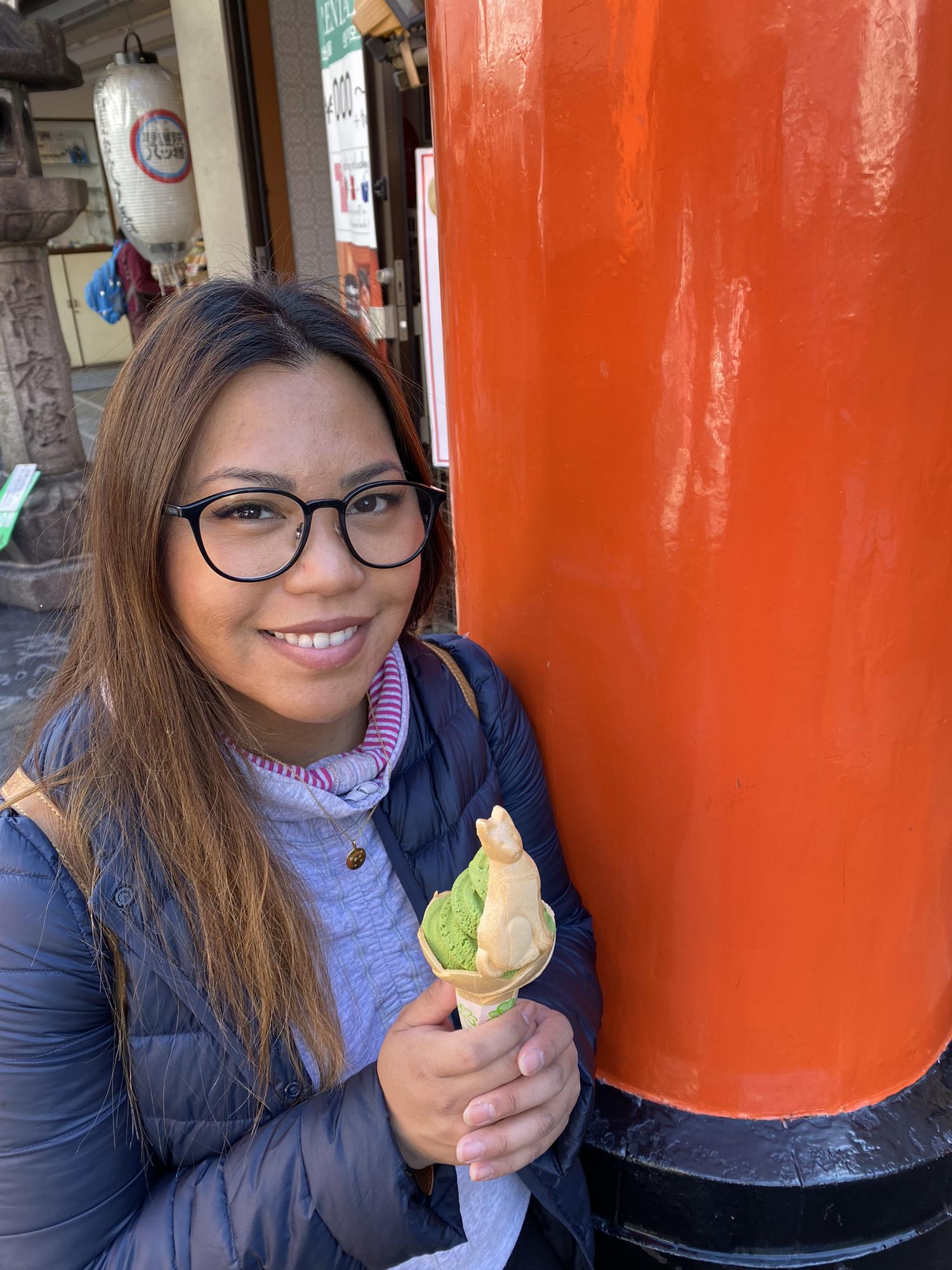 (2019) “Robin, take a picture of me and my cute matcha ice cream cone.” Japan