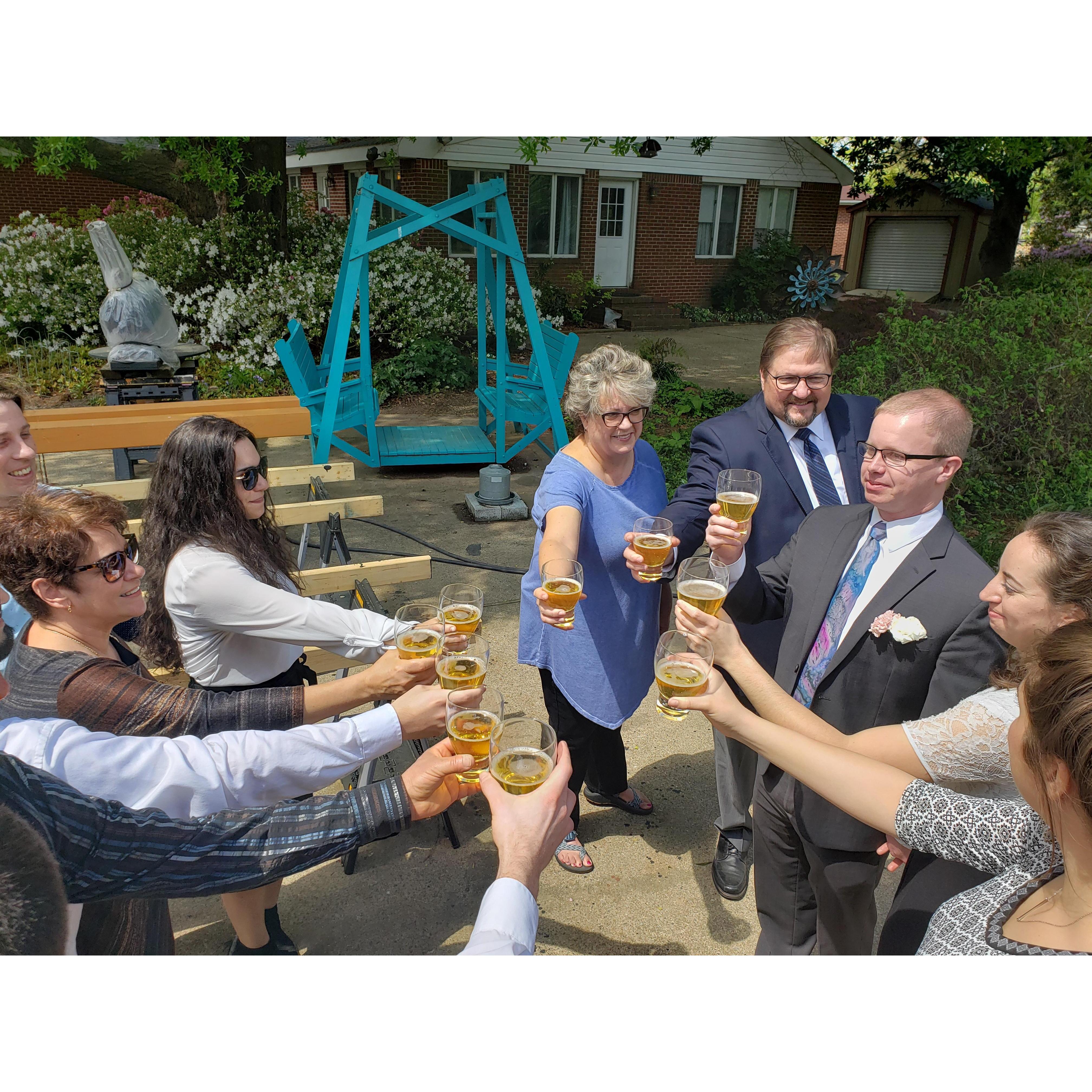 Wedding toast for a happy marriage. / Brindis por un matrimonio feliz.
