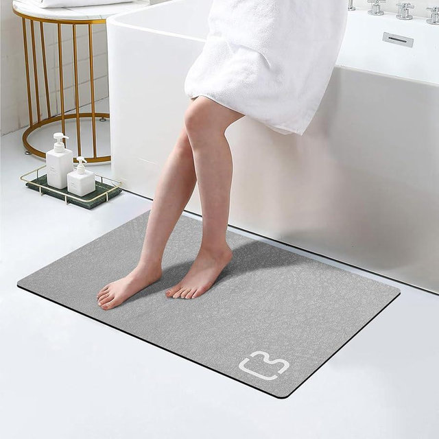 RUERYA Bath Mat Rugs Quick Dry Super Absorbent Diatomaceous Earth Bath Mat Non Slip Rubber Bottom Thin Bathroom Mat Fit Under Door, Floor Rugs in Front of Bathtub,Shower Room,Sink, 17 x 32, Grey