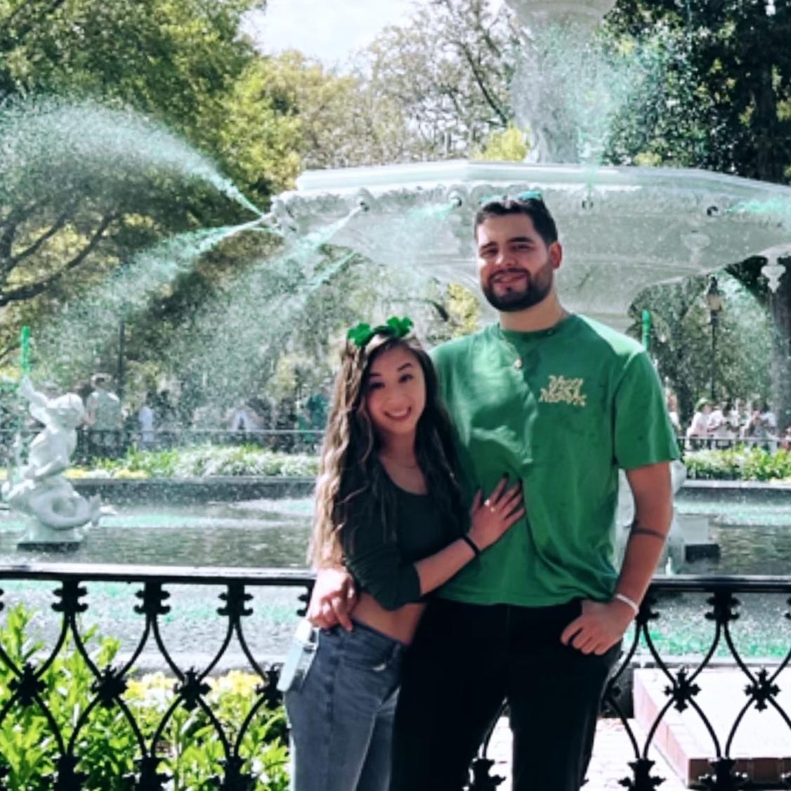 St Patrick’s Day in Savannah! Feeling lucky with this one 2 months into dating! 

¡San Patricio en Savannah! ¡Qué suerte! ¡Llevo dos meses saliendo!