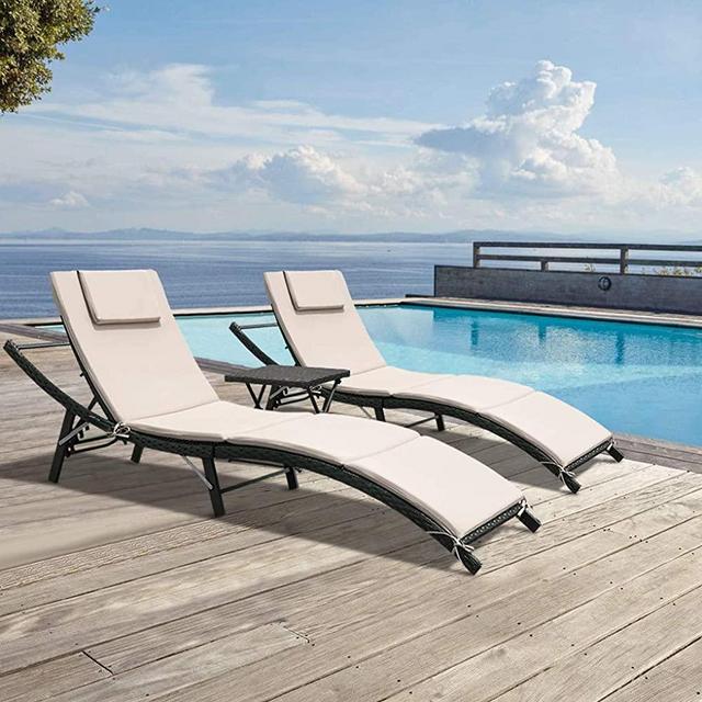 GUNJI Chaise Lounge Chairs for Outside Patio Adjustable Lounge Chairs Set of 3 Outdoor Wicker Rattan Pool Chaise Lounge Chairs Cushioned Poolside Folding Chaise Lounge with Table (Beige)