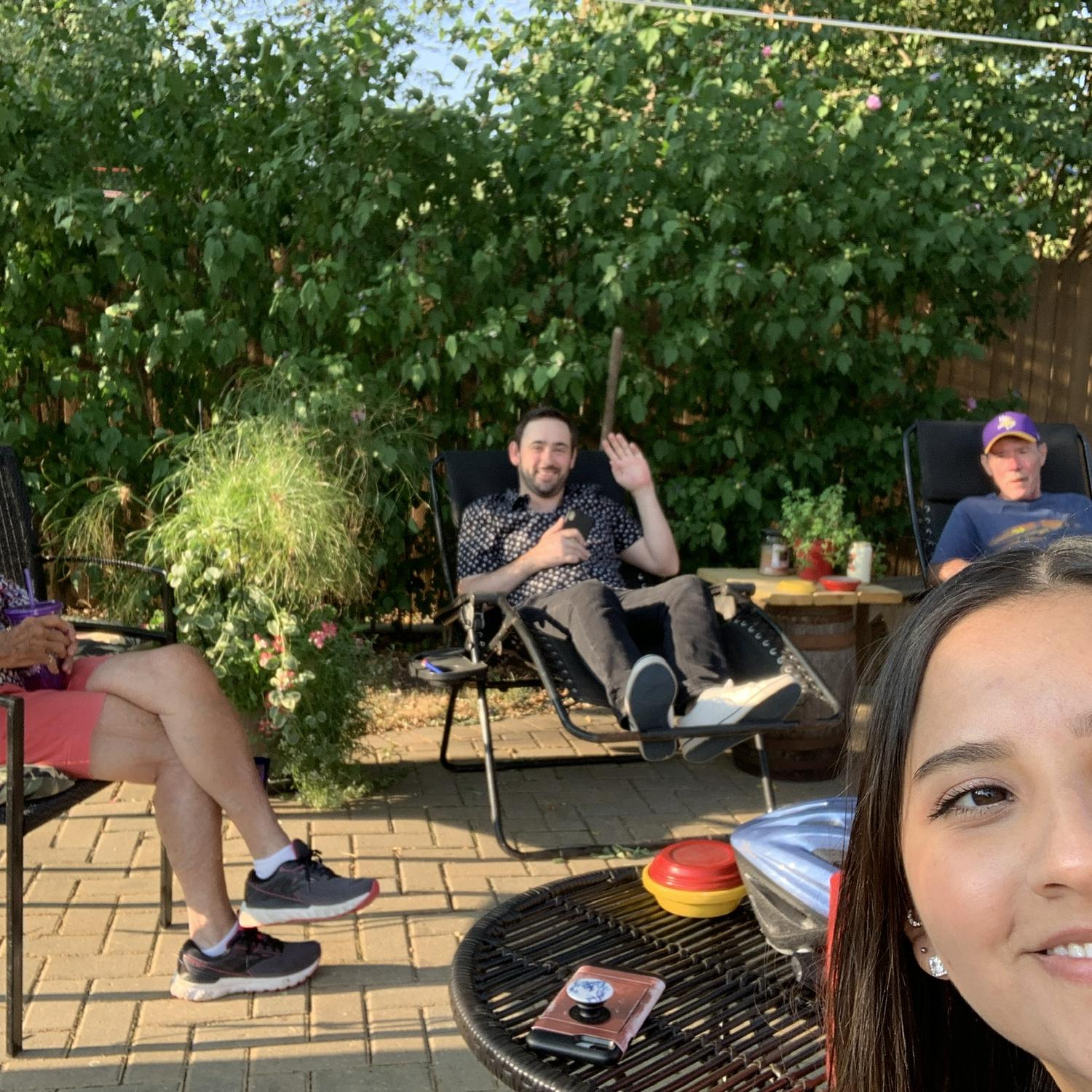 Fam hangs