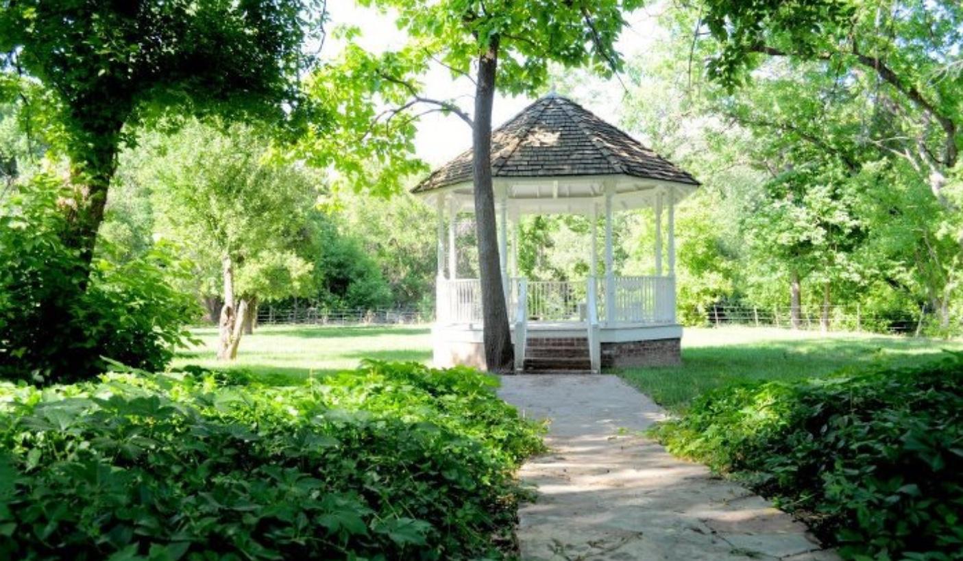 The Wedding Website of Monique DeVargas and Lucas Sanchez