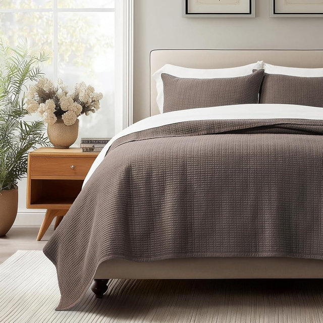 EverGrace 100% Cotton Quilt Queen Size, Pre-Washed Modern Grid Stitch Lightweight Bedspread Coverlet for All Season, Oversized 3-Piece Bedding Set with 2 Pillow Shams, Dark Brown