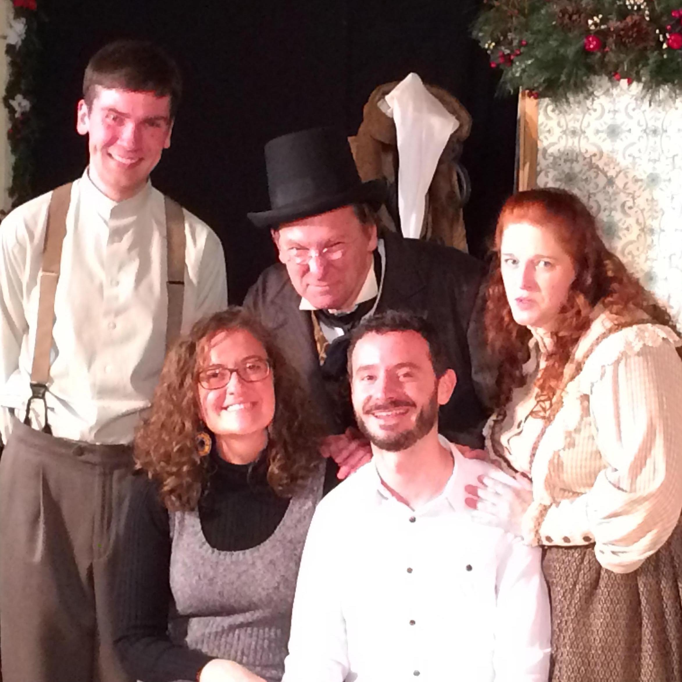 We went to a fun Christmas Carol play!
Asistimos a una obra de teatro "Villancico de Navidad"!