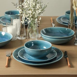 Riley 16-Piece Dinnerware Set, Service for 4