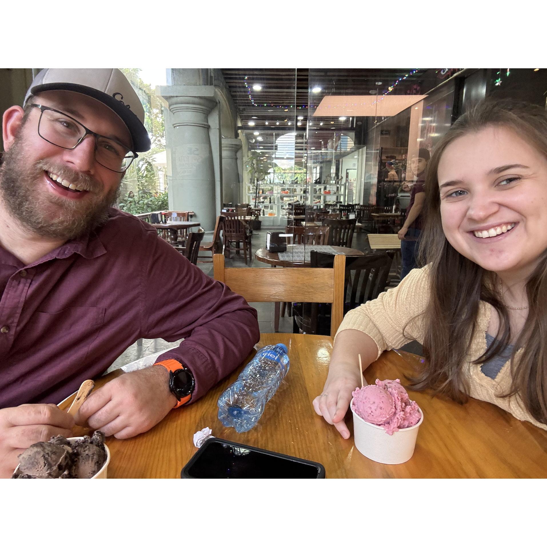 We love our ice cream/ nieve dates.