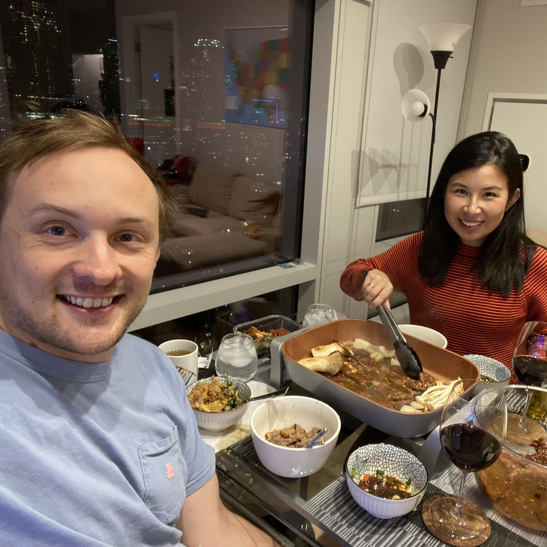 A Chicago snowstorm trapped them for the 2022/23 New Year, but Diana turned it into a BBQ party. Conor popped the “move in together?” question! 芝加哥暴雪困住他们22/23跨年，Diana灵机一动办了场烧烤。Conor问出了“要不要搬到一起？”的关键问题！