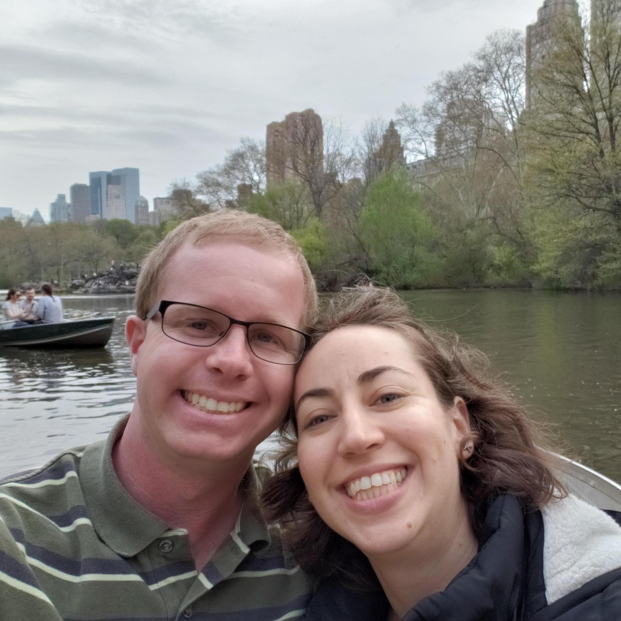 Rowboat in Central Park in New York City. / Paseo en bote de remos en Central Park en Nueva York.