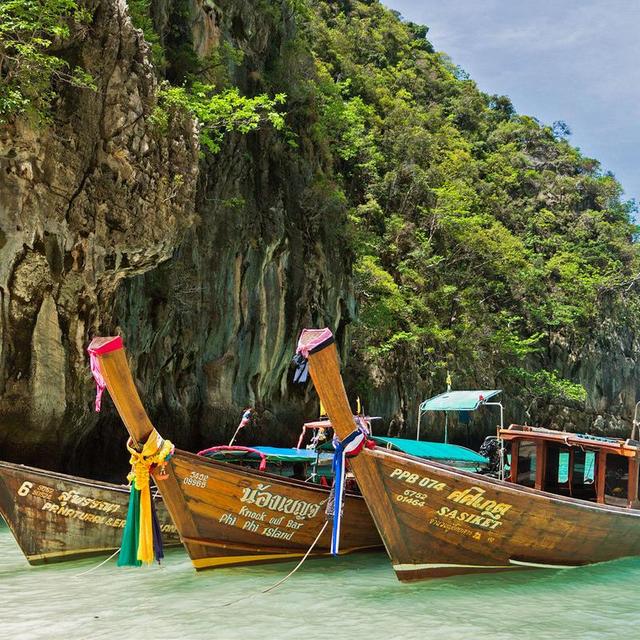 Long boat tour of Hong Island