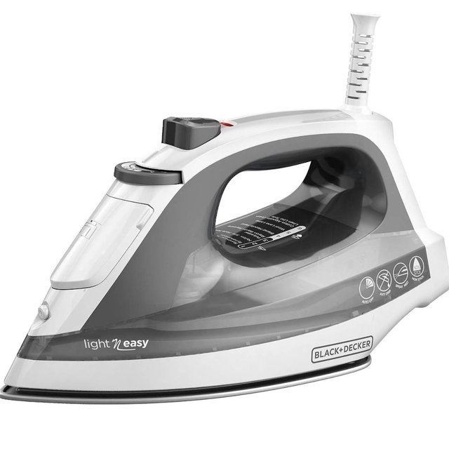 BLACK+DECKER Light ‘N Easy Compact Steam Iron, IR1020S, Stainless Steel Soleplate, Spray Mist, Anti-Drip, Auto Shutoff