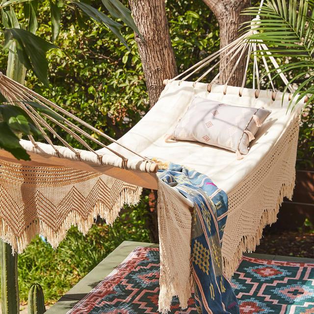 URBAN OUTFITTERS / Macramé Hammock