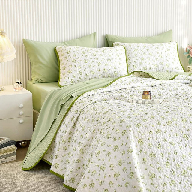 Wake In Cloud - Floral Quilt Set, Coquette Cottagecore Shabby Chic Flower Pattern for Women Teen Girls, Reversible Lightweight Bedspread Coverlet, 3 Pieces, White Green, Queen/Full Size