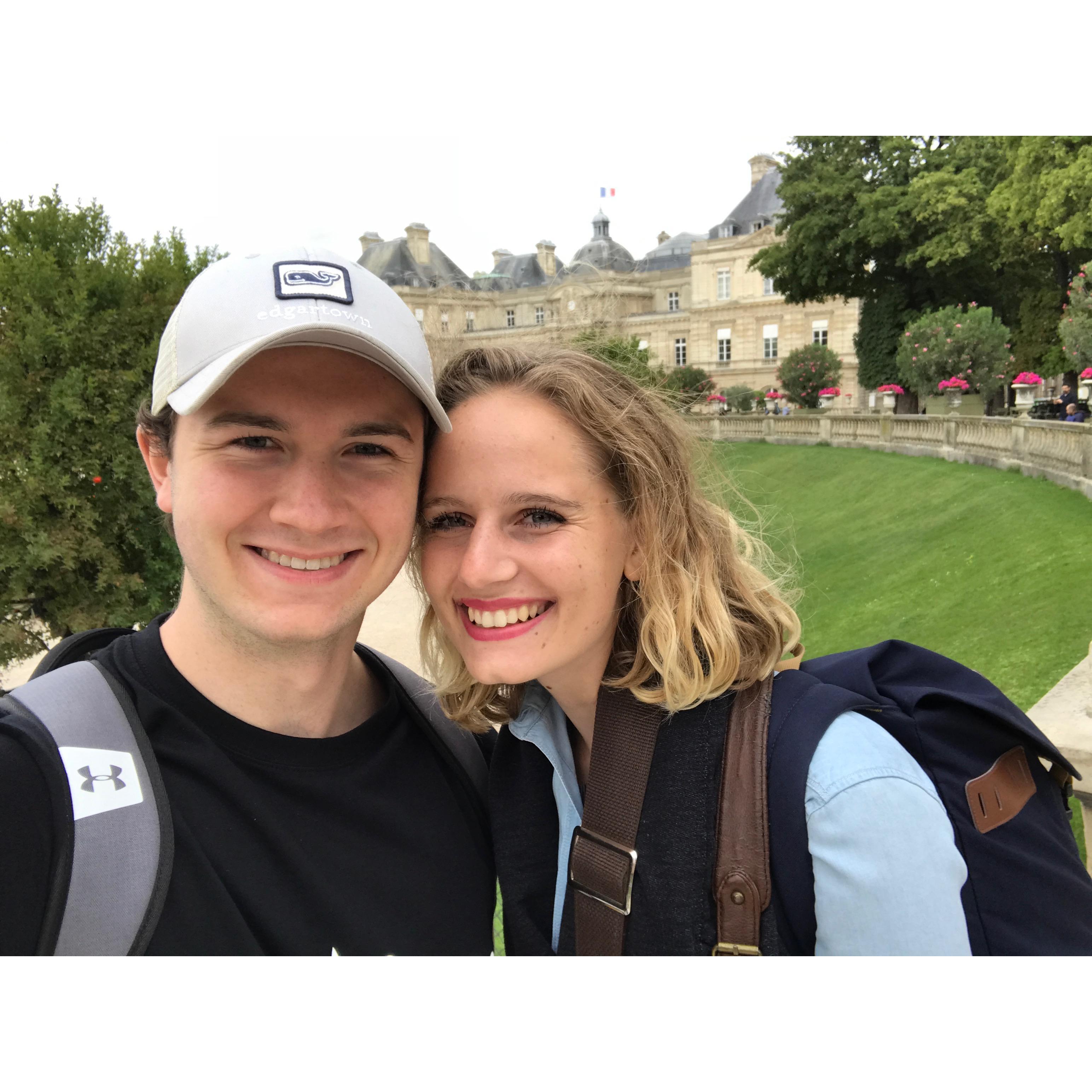 Smiling in Paris. (2017)