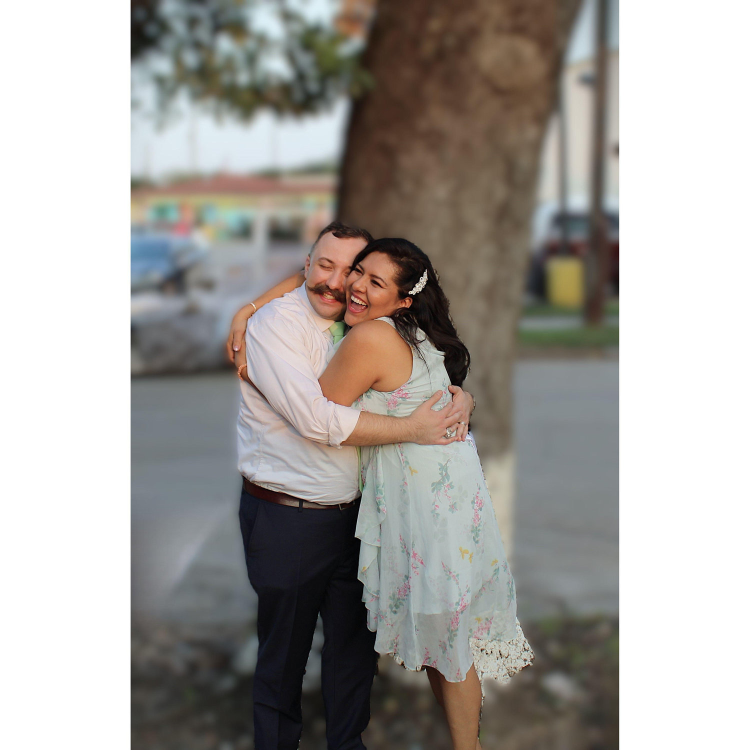 Golden hour glow! ✨📸 Laura and Joseph, radiant with love, facing the future together