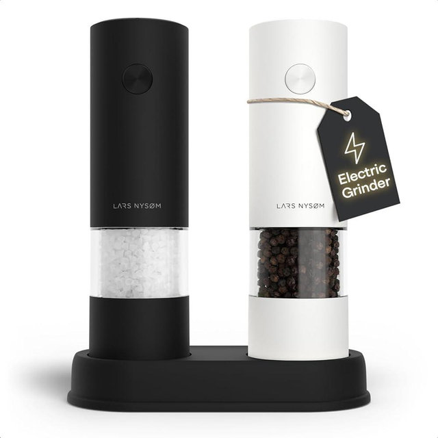 LARS NYSØM Electric Salt and Pepper Grinder Set I Automatic Salt and Pepper Mills with Adjustable Ceramic Grinder I AAA-Battery Operated Electric Spice Mill Set (Black/White)