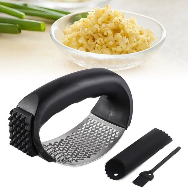 Stainless Steel Garlic Press, Garlic Chopper Garlic Press Rocker Set with Peeler, Garlic Mincer Crusher Masher with Peeler and Cleaning Brush, Garlic Chopper for Smash Garlic Kitchen Tools (Black)