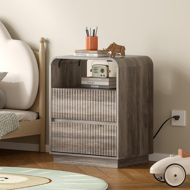 BORNOON Dresser with 2 Drawers and Charging Station, Fluted Bedside Table with Round Curved Corner, Hidden Handles, 2 AC Outlets and 2 USB Ports, Modern Wood End Table with Open Shelf for Bedroom