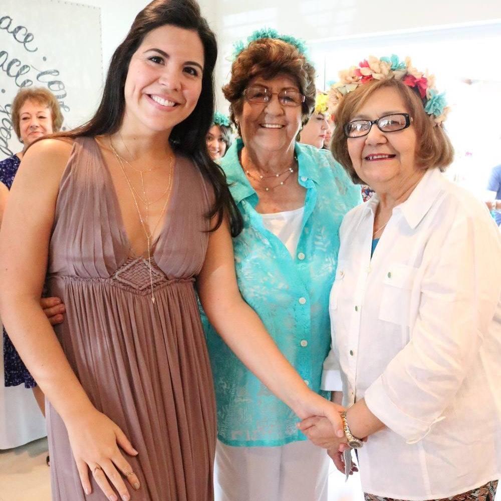 the bride with her abuelas.