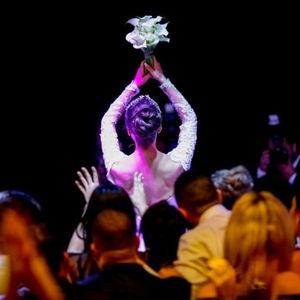 Pay the fee for the bouquet to hit your girlfriend