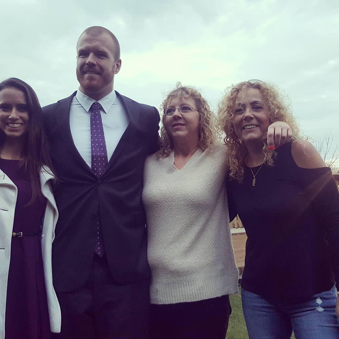 Lanie, mae do Mark, no meio. Marlene, tia do Mark, na direita.