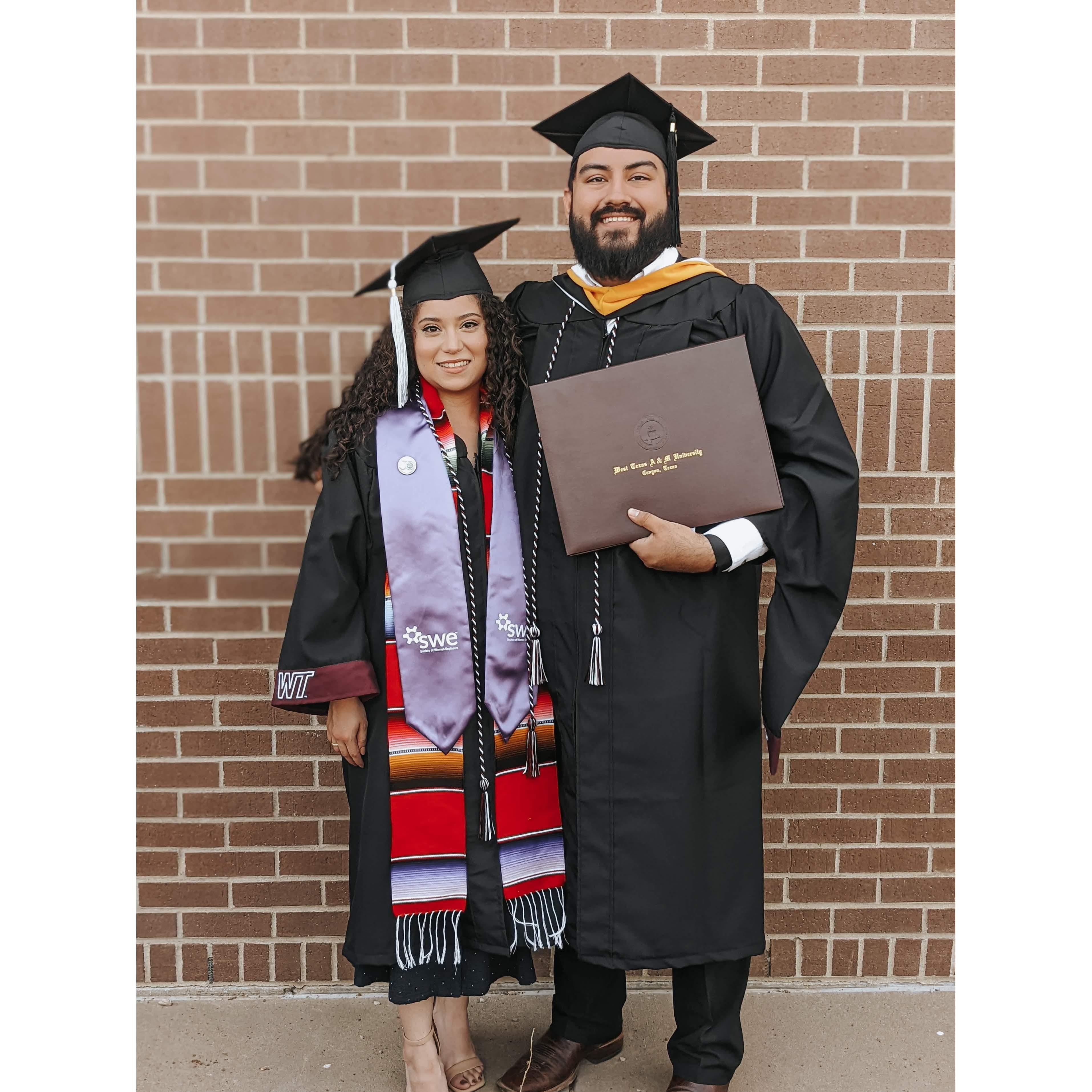 Our college graduation. Nuestra graduacion universitaria.