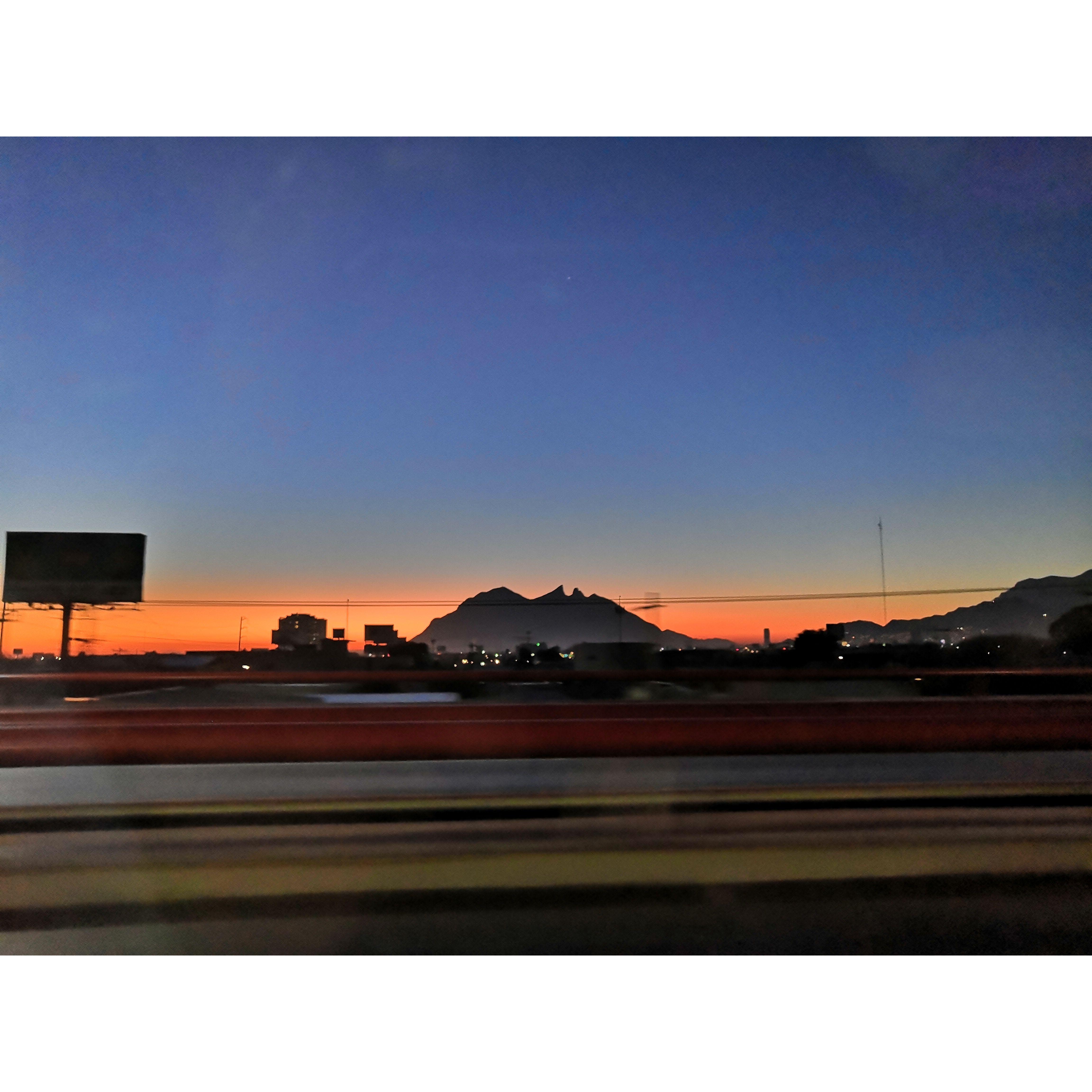 Amanecer en Monterrey y su hermoso "cerro de la silla"