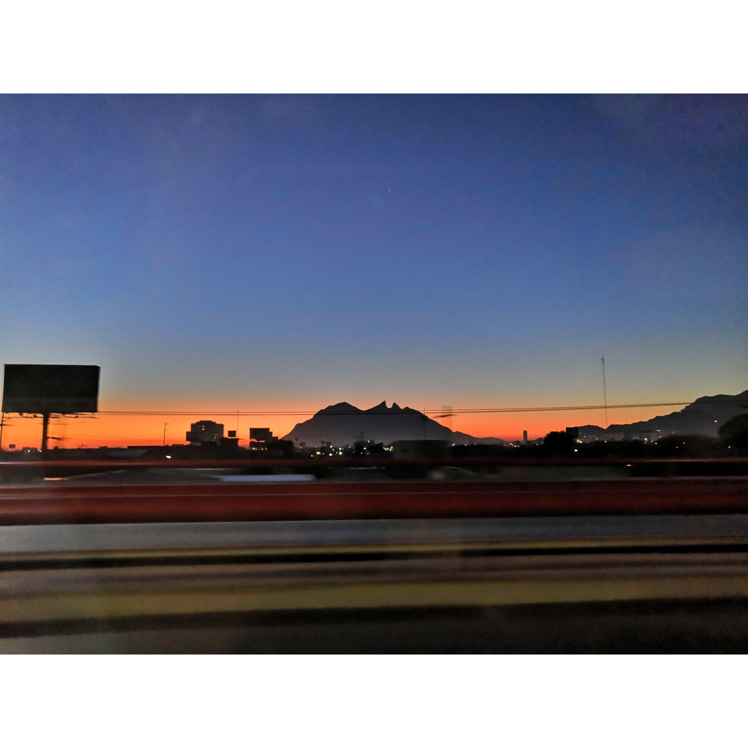 Amanecer en Monterrey y su hermoso "cerro de la silla"