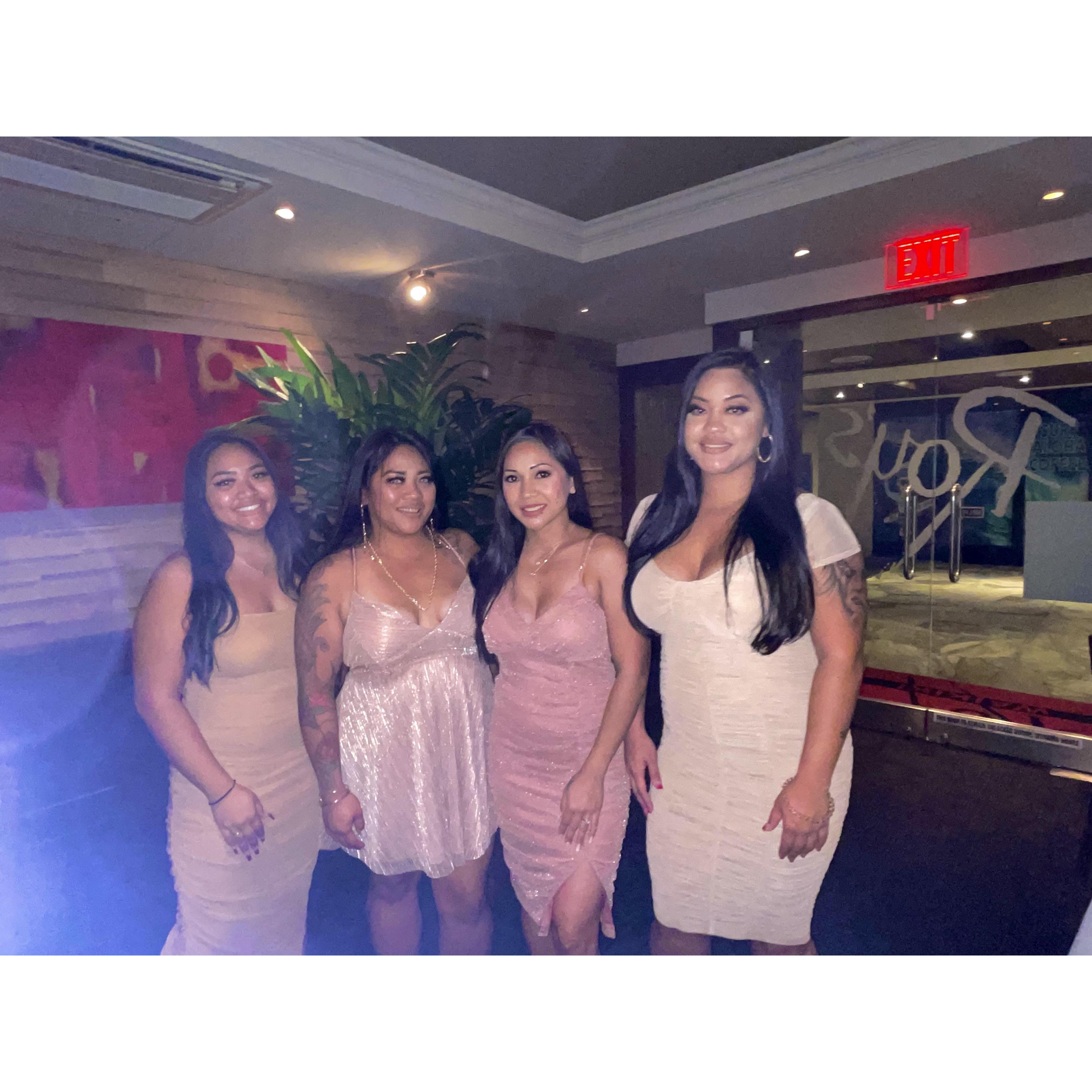 Bride with sisters/bridesmaids