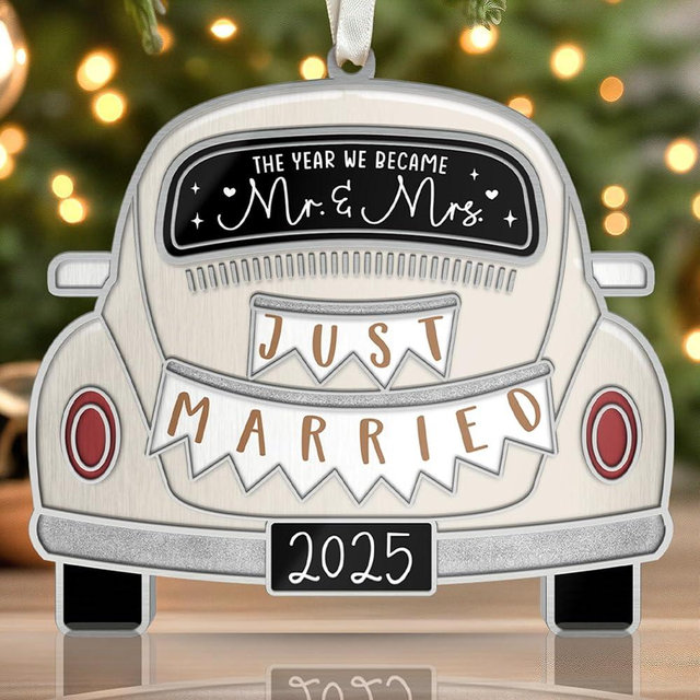 MAPDTWO Wedding Gifts - Wedding Gifts for Couples 2025 - First Christmas Married Ornament 2025-1st Christmas Married Couple Gift for Bride, Newlyweds - Bridal Shower Gift - Metal Mr Mrs Ornament