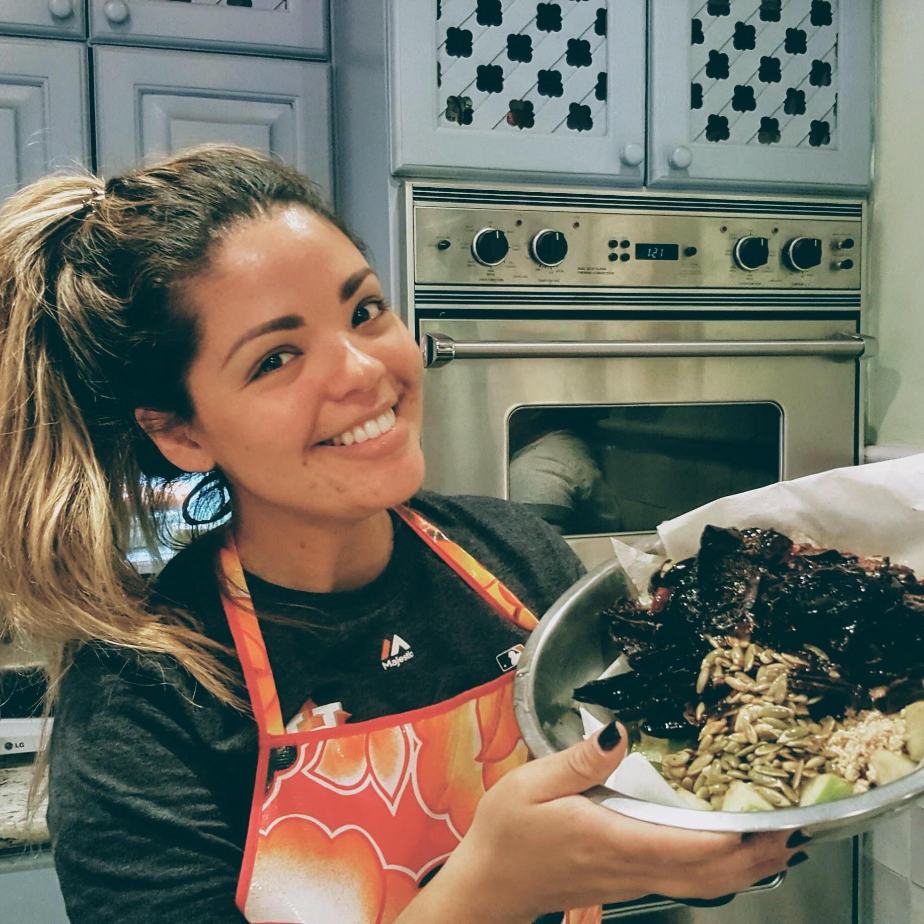 Carla aprendiendo a hacer mole para "el panzón" en la clases de cocina de Sazón. Recomendadas 100% por la novia.