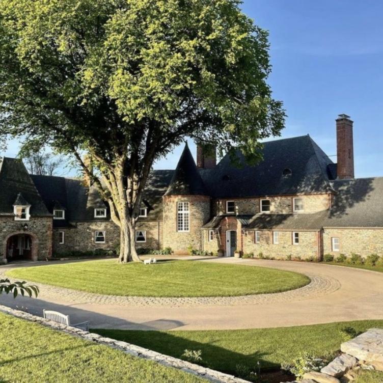 Wedding Venue: Front of Manor at Shepherd’s Run